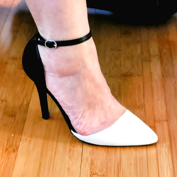 Cream & Black Le Chateau Women's Pumps - Picture 2 of 7